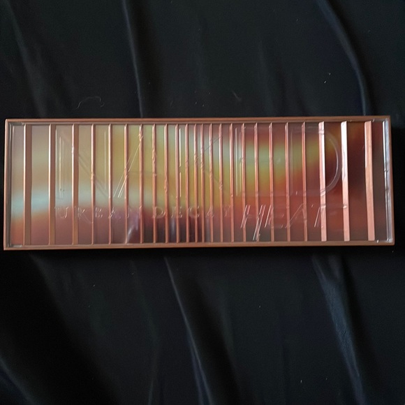 URBAN DECAY NAKED HEAT - Picture 1 of 2